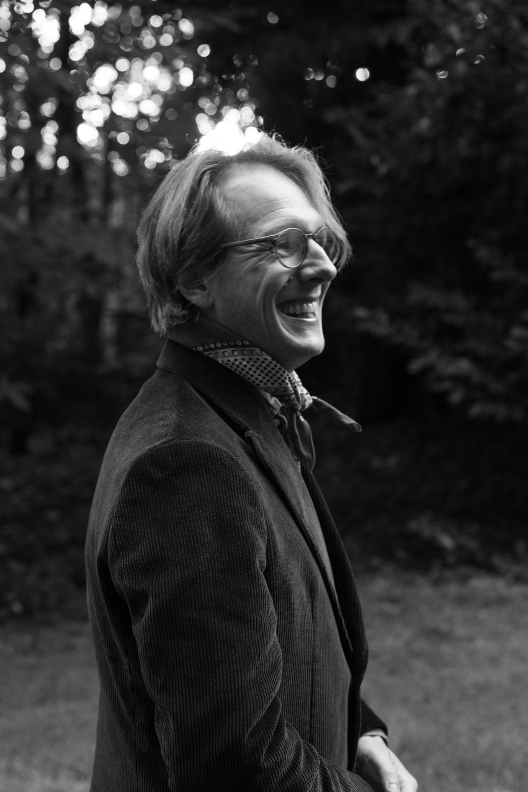 Boris, lachend, in een corduroy colbert